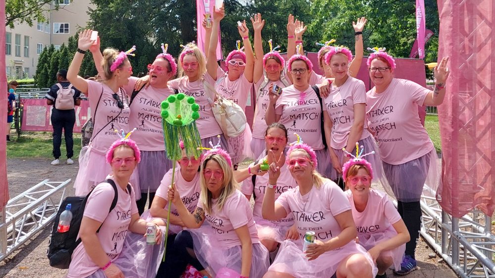 Gemeinsam stark: Unser Team beim Muddy Angel Run-Alpenland Berlin Jobs 1